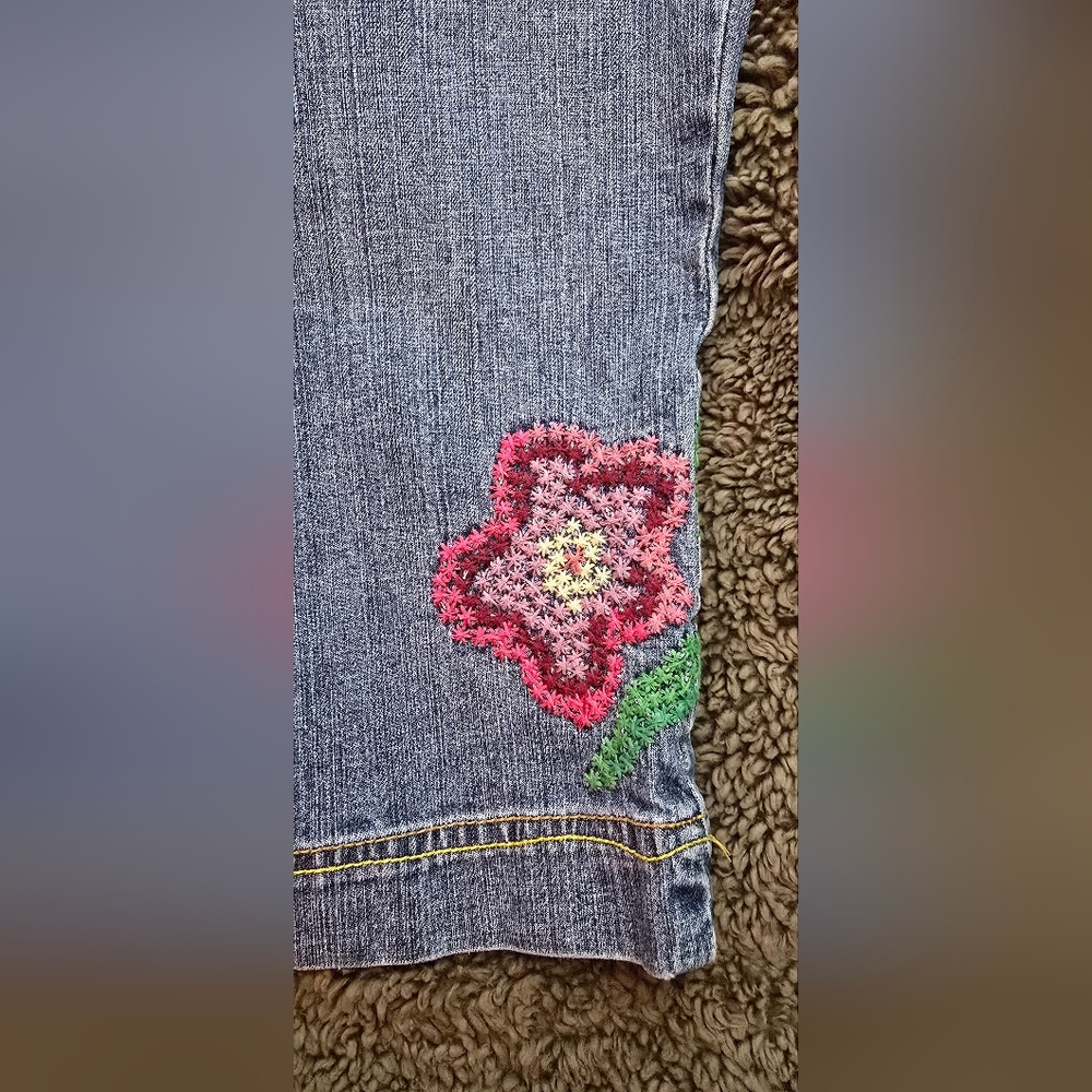 Tommy Hilfiger Blue Denim Capri Embroidered Jeans - Picture 4 of 11